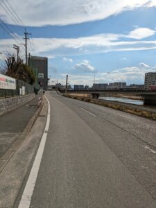 宮竹中学校正門道路