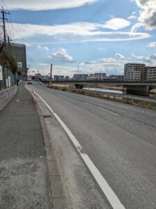宮竹中学校正門道路2