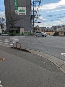 宮竹中学校正門道路3